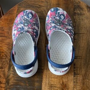 Stylish Floral Joybees with Navy Accents